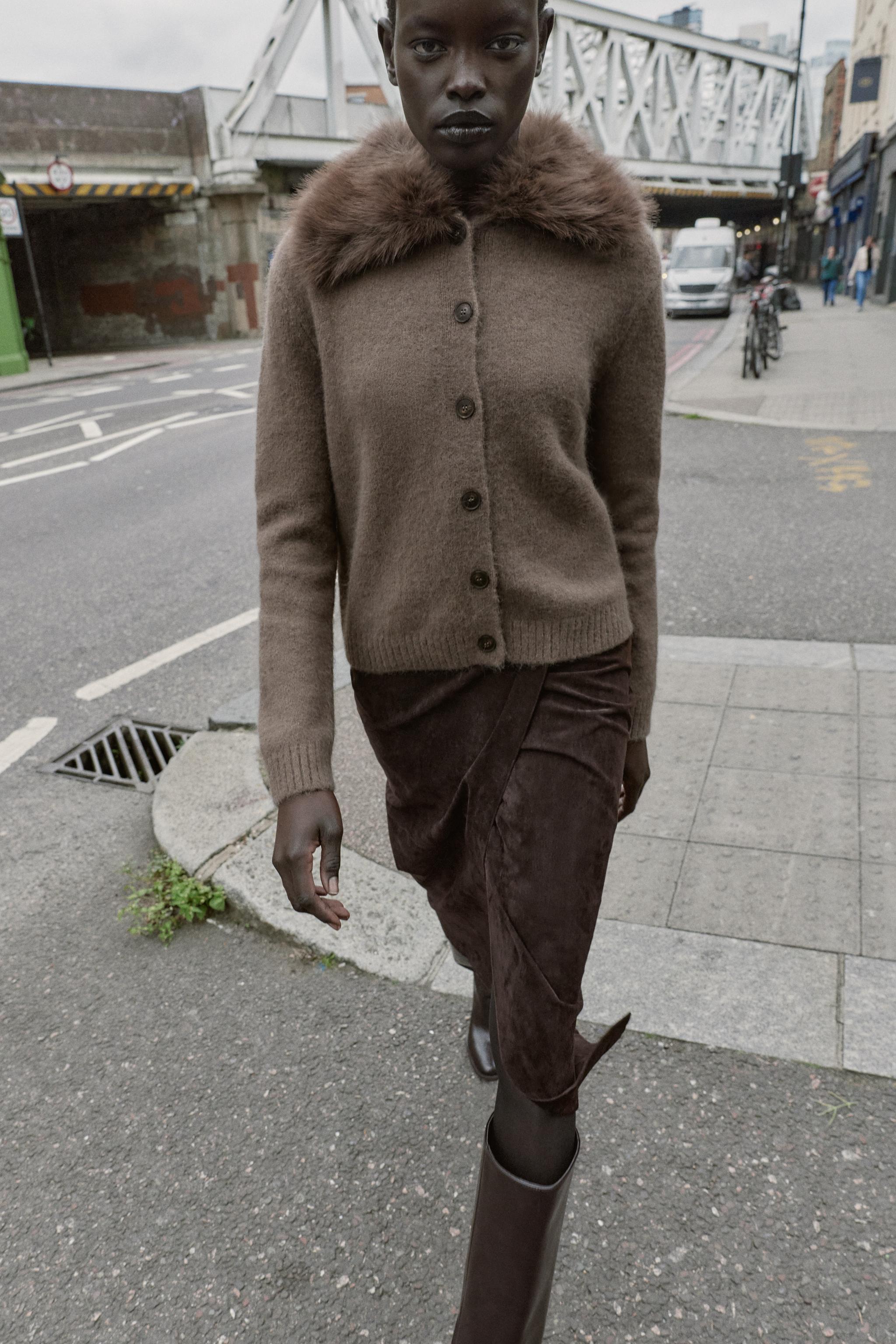 GILET EN MAILLE AVEC REVERS EFFET FOURRURE